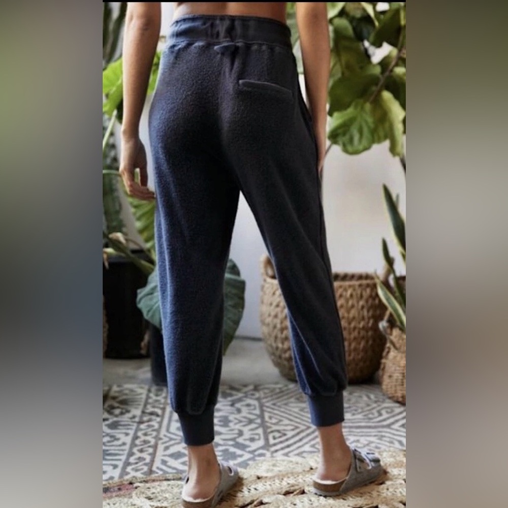 FREE PEOPLE MOVEMENT Navy Blue
Radiant Terry Hoodie & Pant Twin Set - Picture 12 of 16